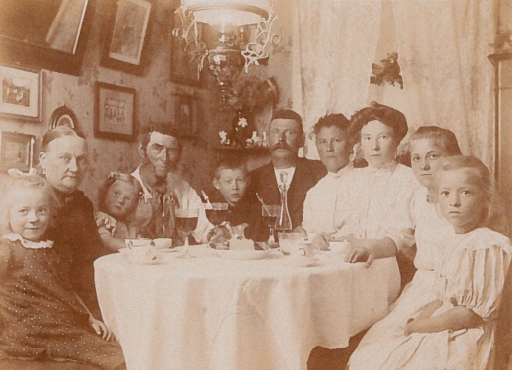 Hørbye-familien-ved-spisebordet